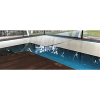 Vit AquaTop Nersänkt 800 4m bred pooltäcke med texturerad vit yta och blå kakelkanter