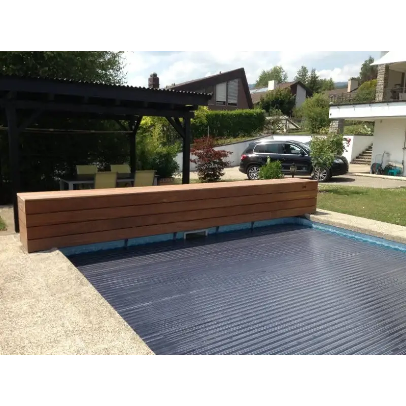 Mörkblå ribbad lamelltäckning ovanmark 60x14mm för pool med träbänk