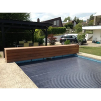 Mörkblå ribbad lamelltäckning ovanmark 60x14mm för pool med träbänk