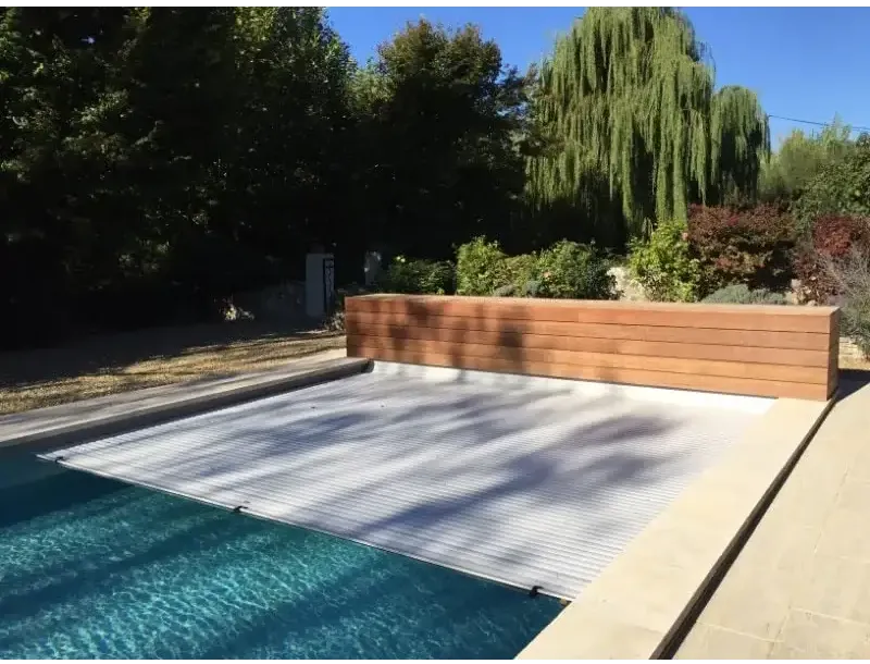 Sleek silver Aquatop ovanmarks lamelltäckning 60x14mm över poolkant