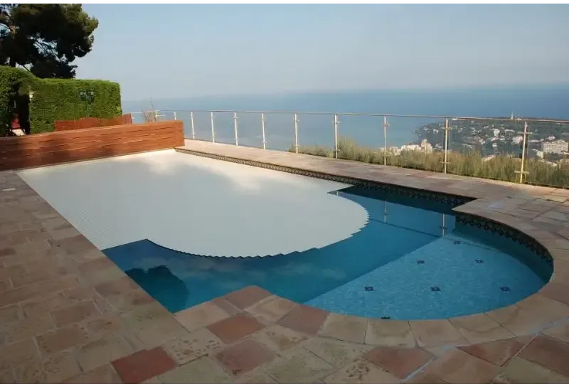 Vit Aquatop ovanmarks lamelltäckning 60x14mm med skålkanter över blå pool