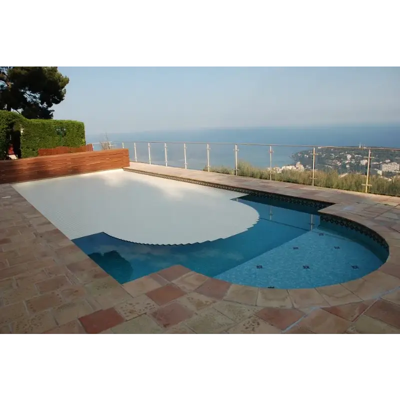 Vit lamelltäckning ovanmark 3m bredd med vågkant över blå kakelpool