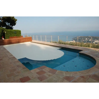 Vit lamelltäckning ovanmark 3m bredd med vågkant över blå kakelpool