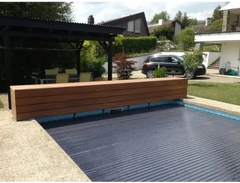 Mörkblå ribbad Aquatop ovanmark pooltäckning 60x14mm med träbänk