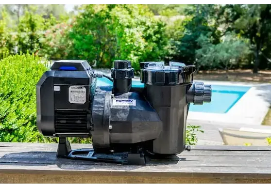 Astralpool Victoria Plus svart plastpoolpump med blå accent och variabel hastighet