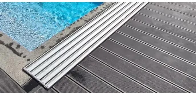 Silvrig metallisk pooldeckramp med ribbad textur och extra skenor för pooltak Nivokit Galant