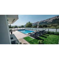 Rektangulär blå glasfiberpool Aruba 700 med klart vatten och kakelkanter