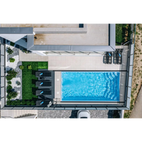 Rektangulär blå glasfiberpool Aruba 800 med klart vatten och kaklade kanter