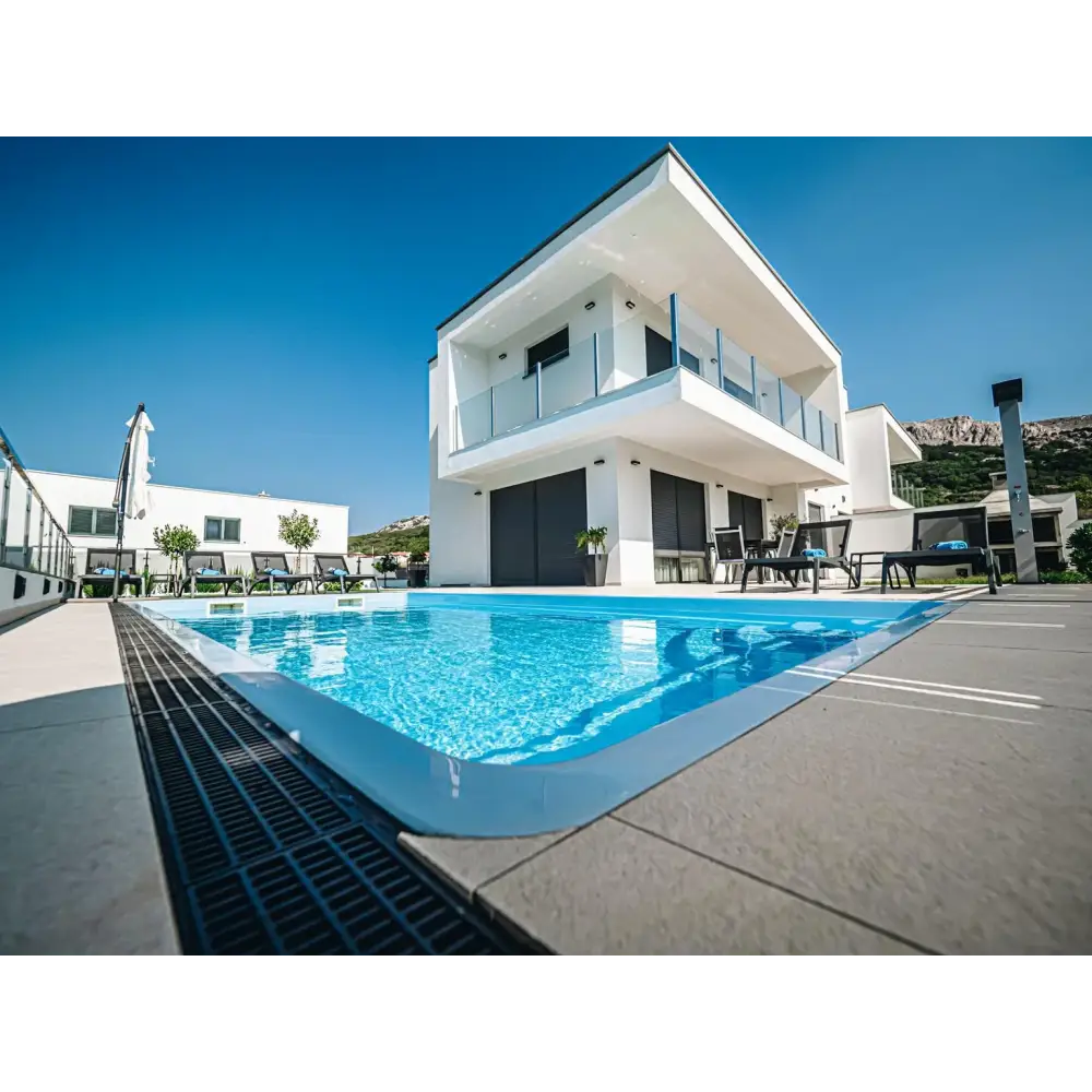 Modern vit villa med glasräcke och blå Glasfiberpool Aruba 800