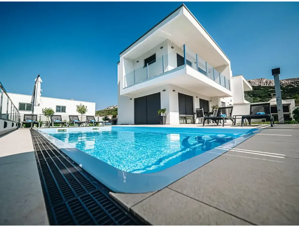 Modern glasräcke pool Aruba glasfiberpool med blå bassäng