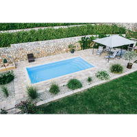 Glasfiberpool Aruba 800 med klarblått vatten och stenplattor