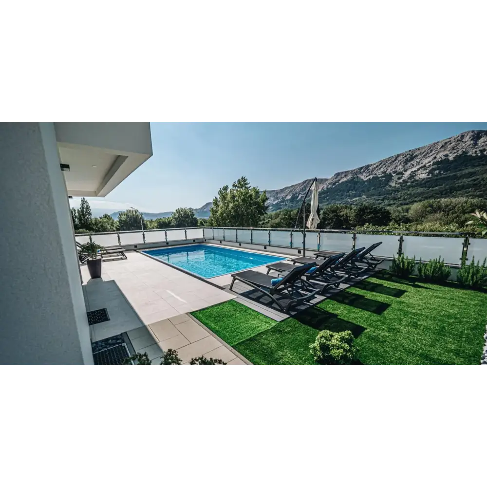 Rektangulär blå Aruba Plus trädgårdspool 8x3,7m med klart vatten