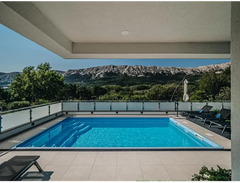 Rektangulär glasfiberpool Aruba Plus med klart blått vatten och grå kant