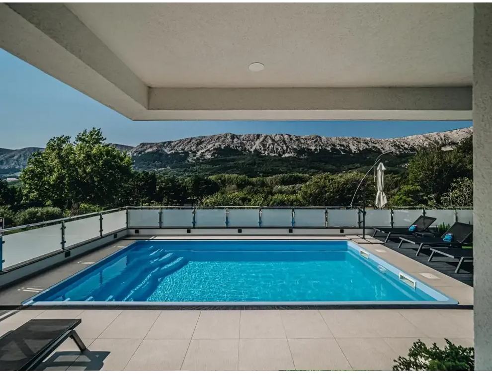 Rektangulär glasfiberpool Aruba Plus med klart blått vatten och grå kant