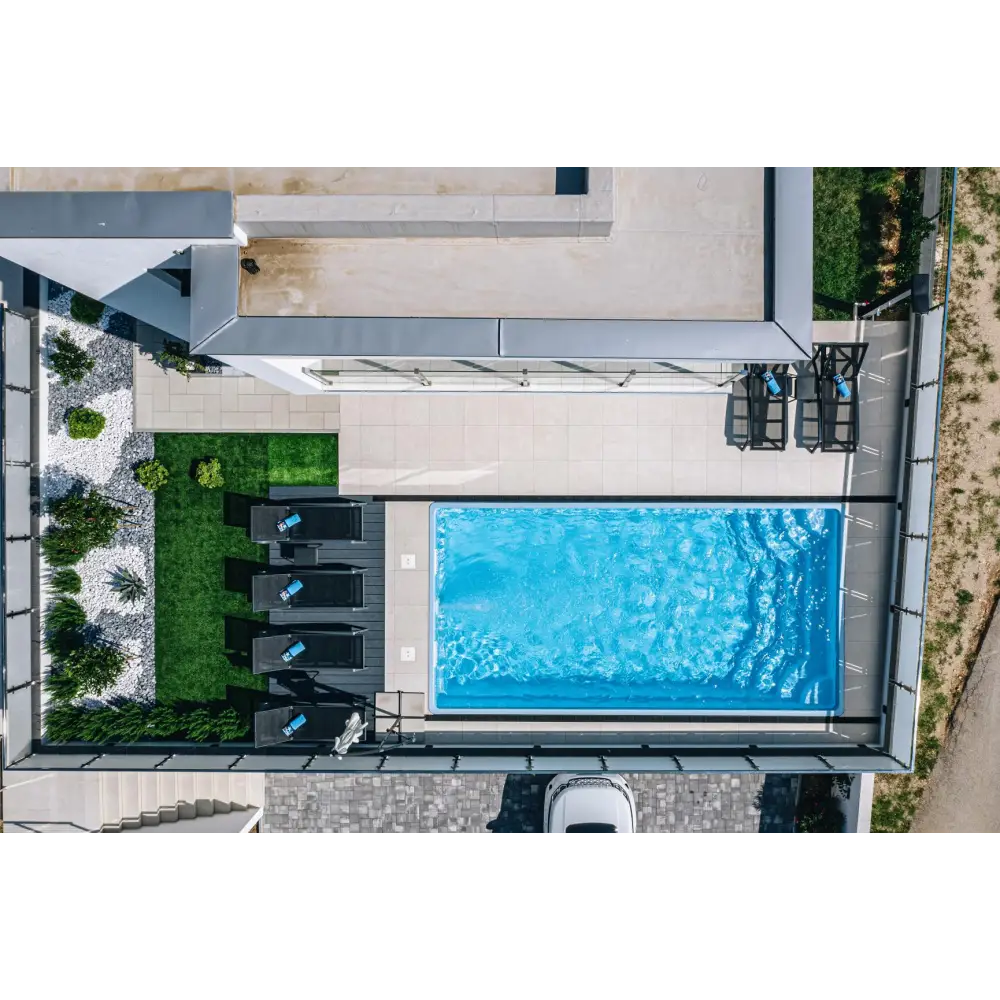 Rektangulär blå Aruba Plus trädgårdspool 8x3,7x1,5m med klart vatten