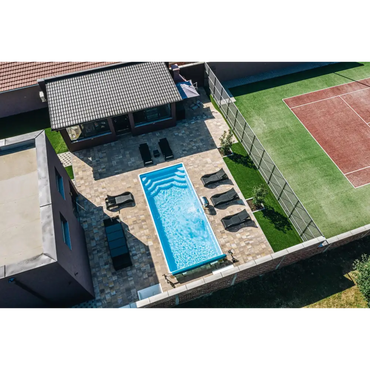 Rektangulär blå Aruba Plus trädgårdspool 8x3,7x1,5m med kakelkanter och vattenripplor