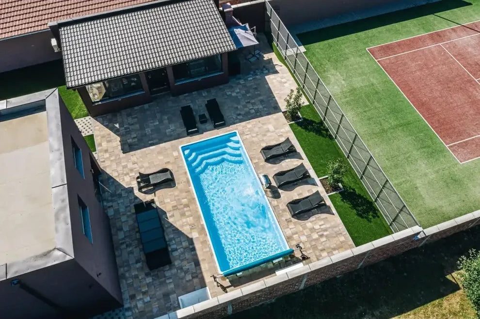 Rektangulär glasfiberpool Aruba Plus med blått klart vatten och vågor