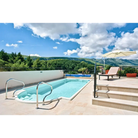 Glasfiberpool Aves 705 med klarblått vatten, vit kakel och avrundad trappa