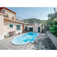 Glasfiberpool Aves 705 med avrundad trappa, klar blåvatten och vita kakelkanter