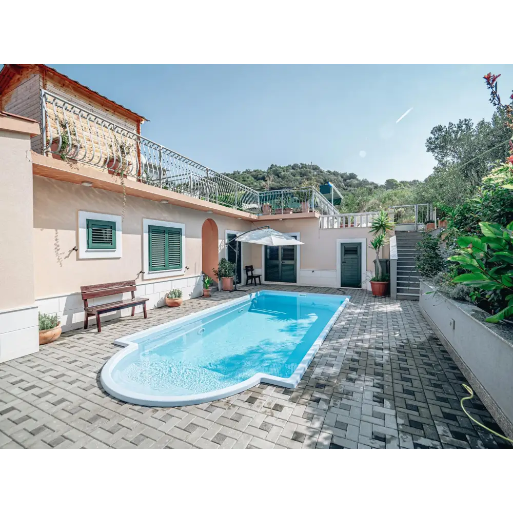 Glasfiberpool Aves 800 med romersk trappa, blåvatten och vita kakelkanter