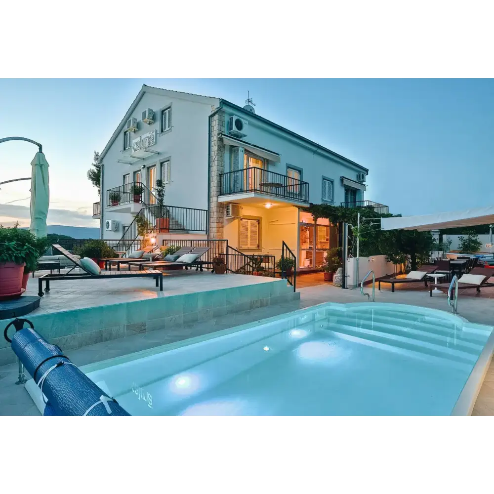 Modern villa med romersk trappa vid Glasfiberpool Aves 800 pool och pooltak