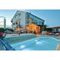 Modern villa med romersk trappa vid Glasfiberpool Aves 800 pool och pooltak