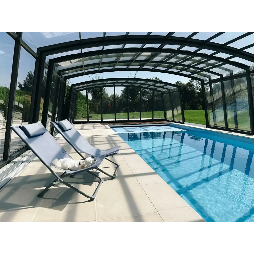 Ljusblå loungefåtölj vid Bahama trädgårdspool med pooltak