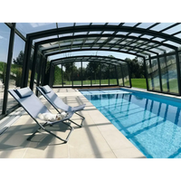 Ljusblå loungefåtölj vid Bahama trädgårdspool med pooltak