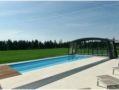 Bahama trädgårdspool med transparent pooltak, rektangulär med klart blått vatten