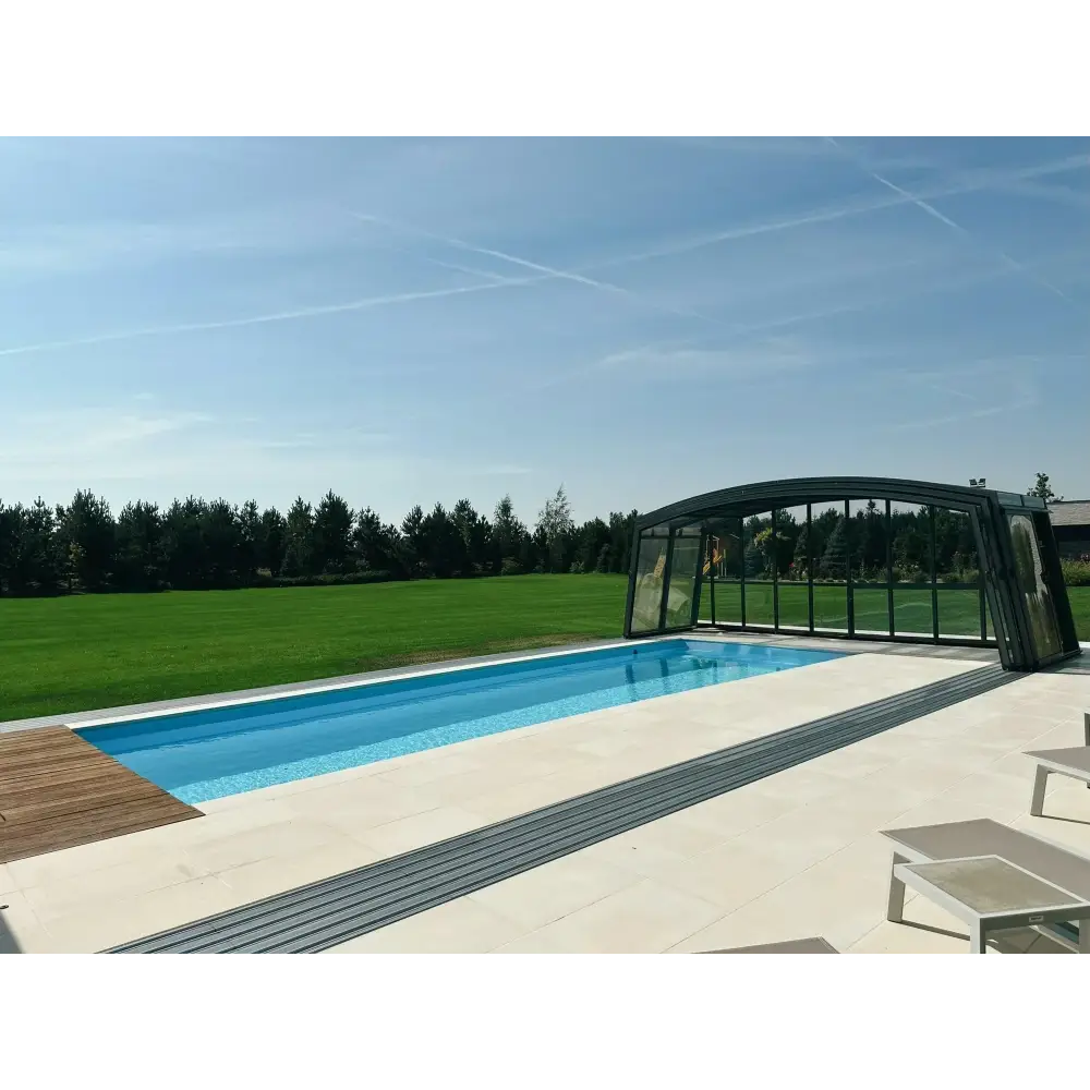 Bahama trädgårdspool med klarblått vatten och träplattform