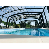 Blå kaklad inomhuspool med böjt glastak och svart metallram, Glasfiberpool Bahama 600