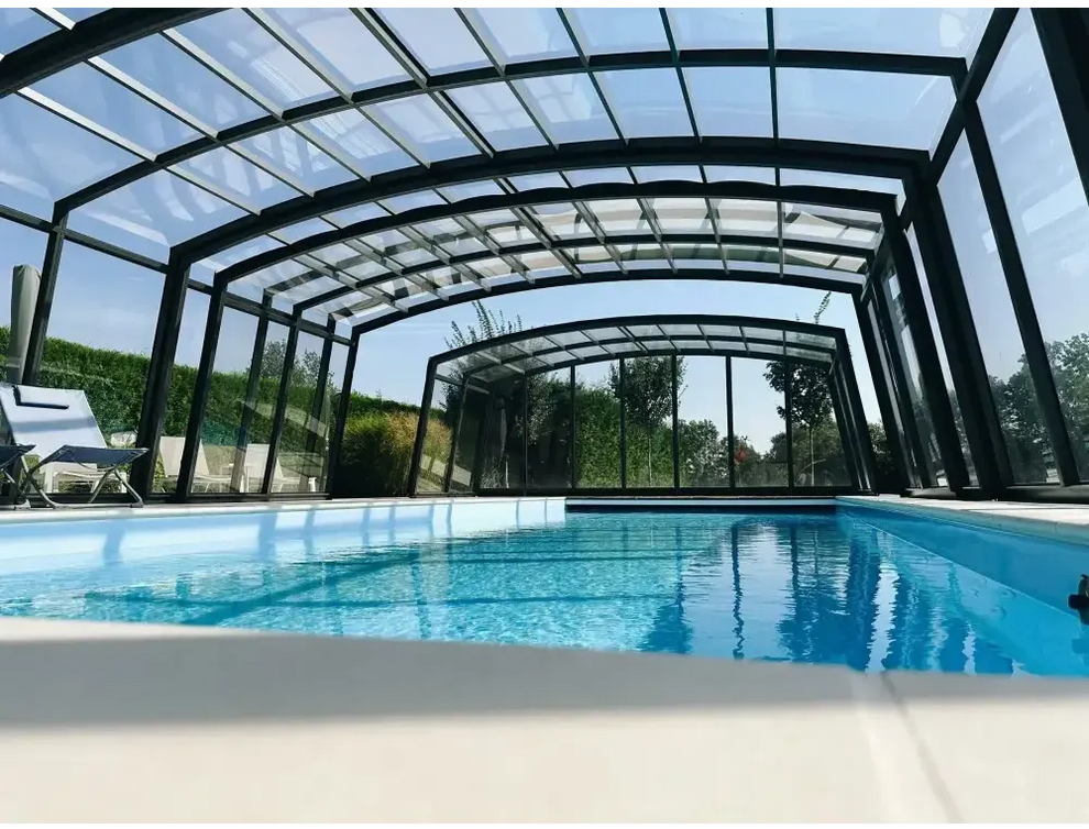 Blå glasfiberpool Bahama med förstärkt polyester, glastak och metallram