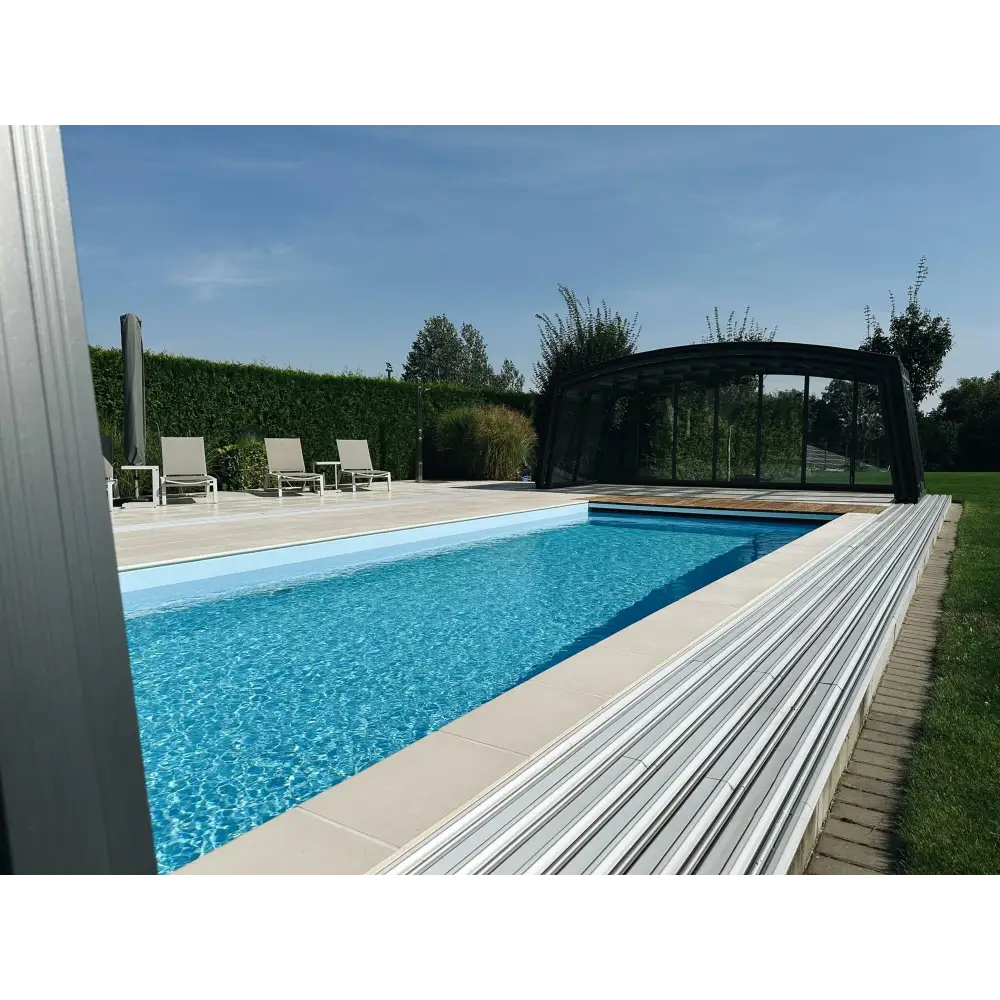 Glasfiberpool Bahama 600 med förstärkt polyester, klar blå poolvatten och pooltak