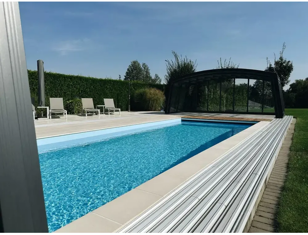 Rektangulär glasfiberpool Bahama med klart blått vatten och glastak