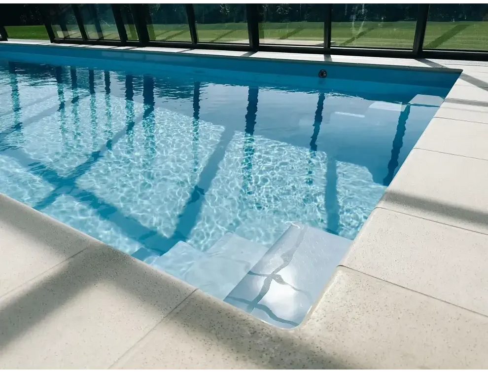Rektangulär glasfiberpool Bahama med förstärkt polyester och klar blåvatten