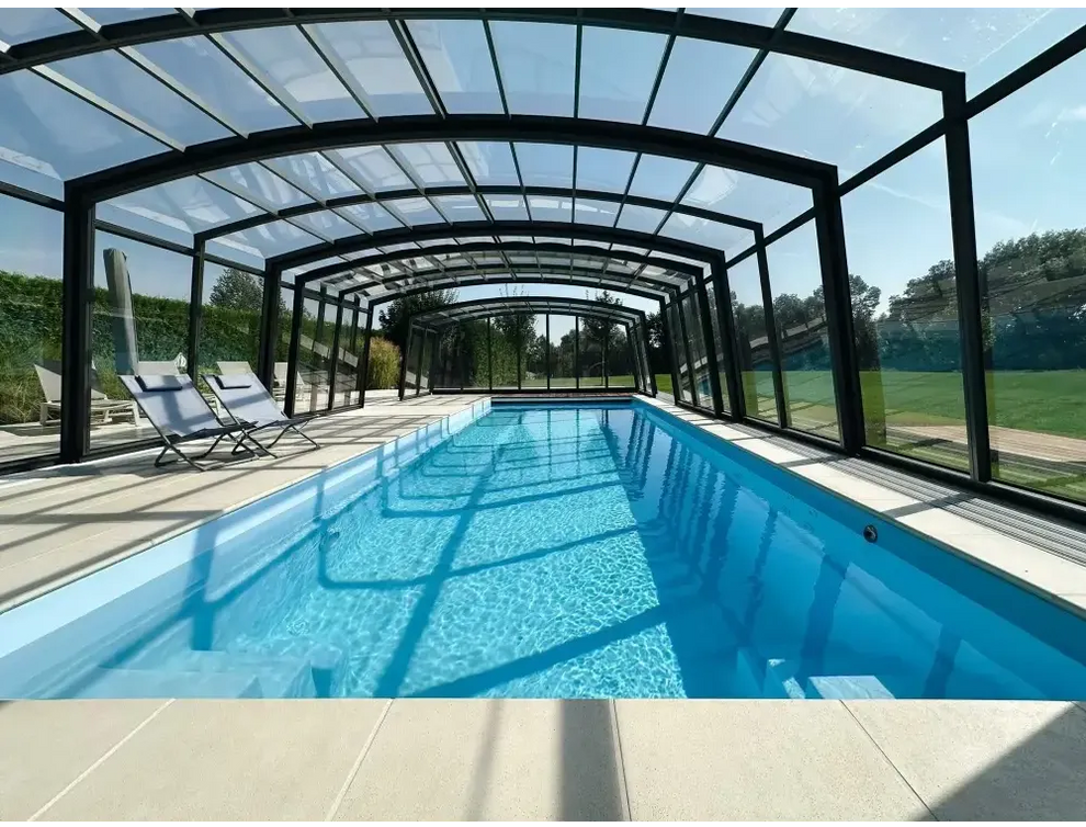 Lång rektangulär glasfiberpool Bahama med förstärkt polyester, klar blåvatten och transparent glastak
