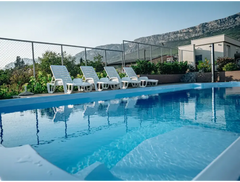 Vit plastloungestolar vid Glasfiberpool Barbados för speciella evenemang