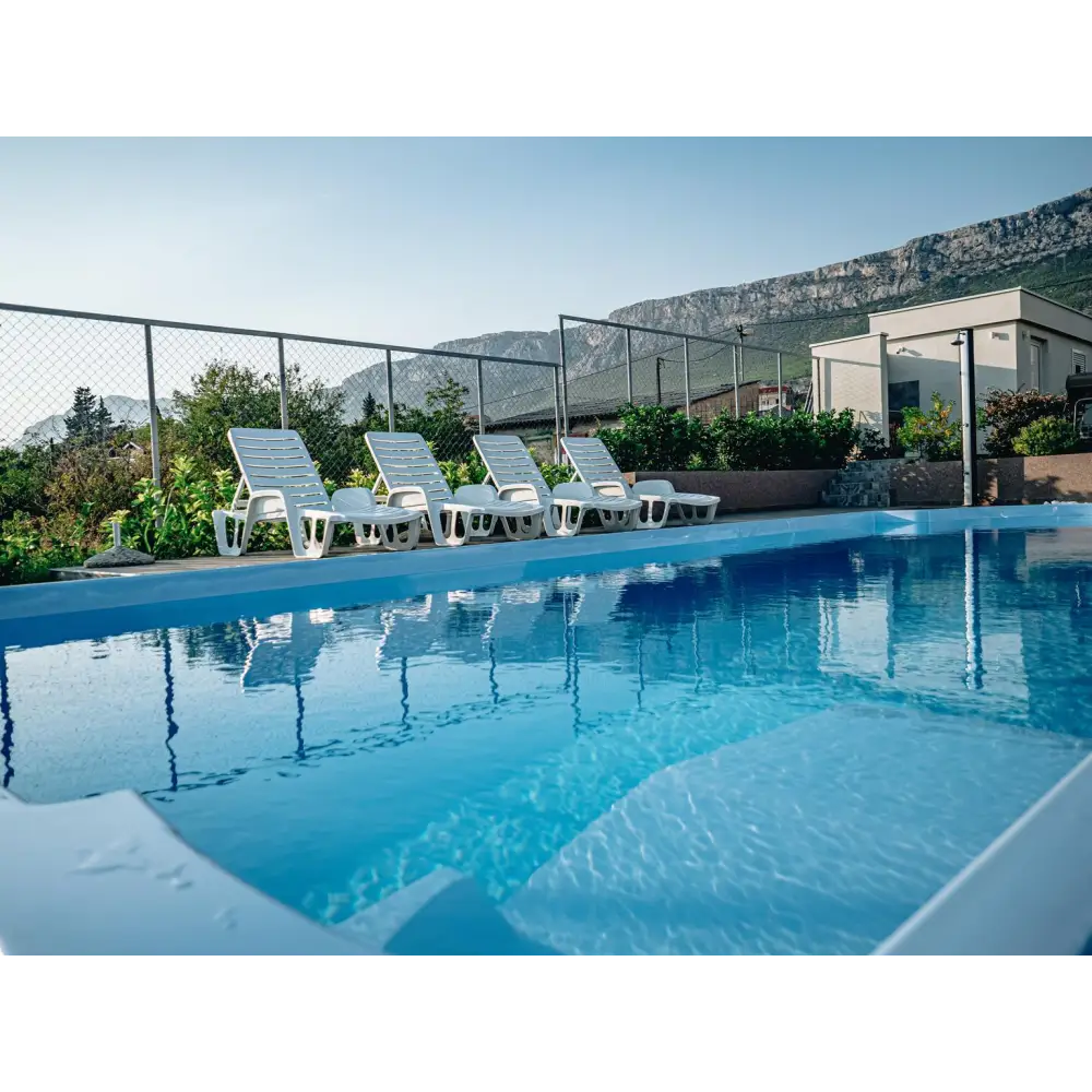 Vita plastfåtöljer vid Glasfiberpool Barbados med pooltak för speciella evenemang