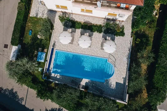 Rektangulär blå glasfiberpool Barbados för speciella evenemang Rektangulär blå glasfiberpool Barbados för speciella evenemang