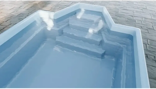 Glasfiberpool Grenada med intressant form och bekväma sittplatser i ljusblått