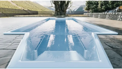 Modern glasfiberpool Grenada med intressant form, bekväma sittplatser och ljusblått vatten