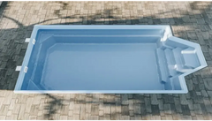 Glasfiberpool Grenada i ljusblått med intressant form och bekväma sittplatser
