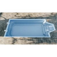 Ljusblå Glasfiberpool Grenada 600 med intressant form, integrerade steg och pooltak