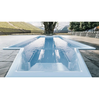 Modern medelstor pool Grenada 700 med ljusblått vatten och vit betongkant