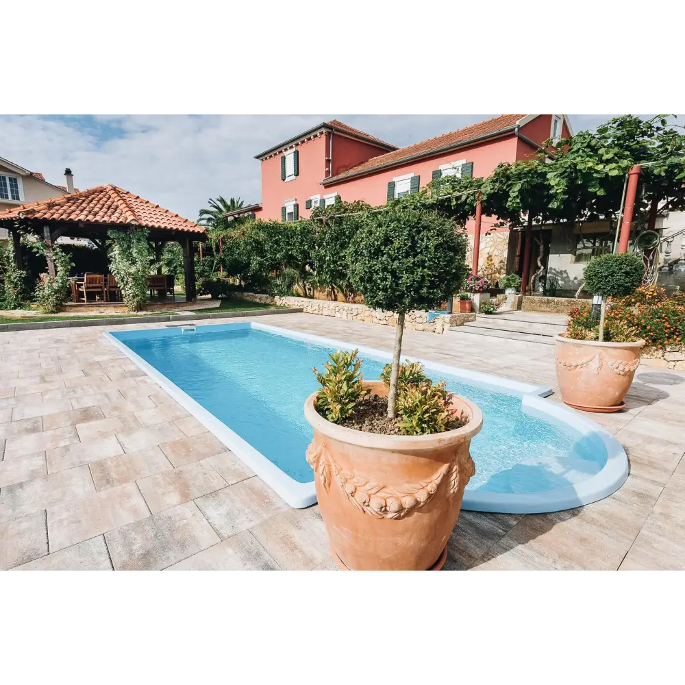 Terrakottakruka med repdetalj runt kanten i Haiti trädgårdspool med avrundad trappa