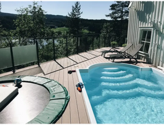 Glasfiberpool Haiti med avrundad trappa och klart blått vatten