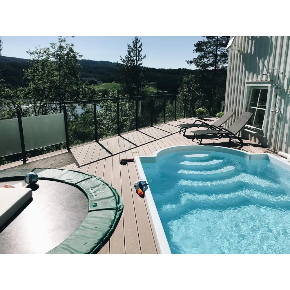 Glasfiberpool Haiti 8x3,2x1,52m med klar blåvatten, vita kakelkanter och trädeck