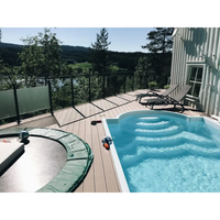 Glasfiberpool Haiti 8x3,2x1,52m med klar blåvatten, vita kakelkanter och trädeck