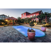 Terrakotta keramikplanter med Haiti trädgårdspool, avrundad trappa