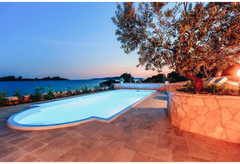 Glasfiberpool Haiti med avrundad trappa i trädgårdspool